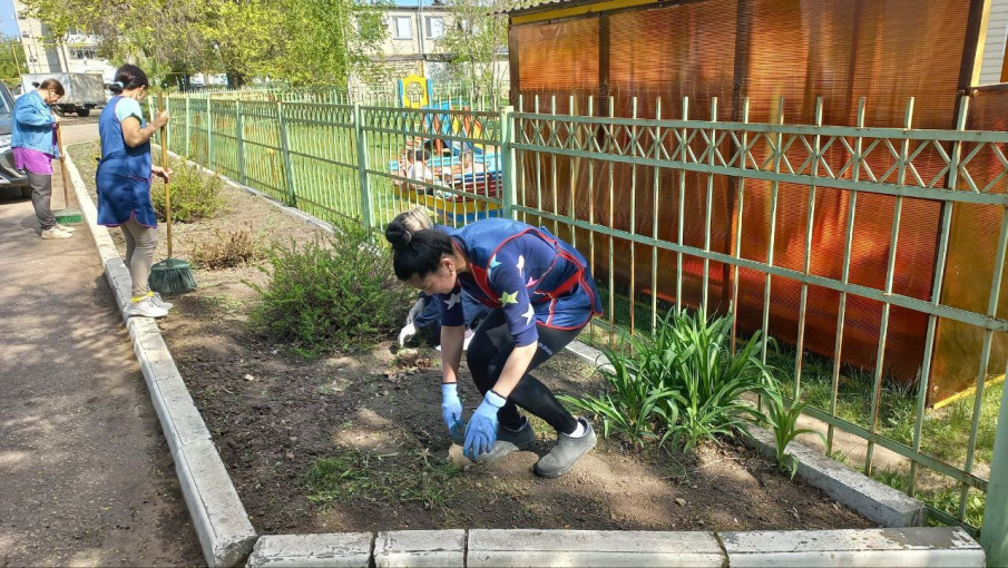 Субботник прилегающей к саду территории Субботник прилегающей к саду территории.