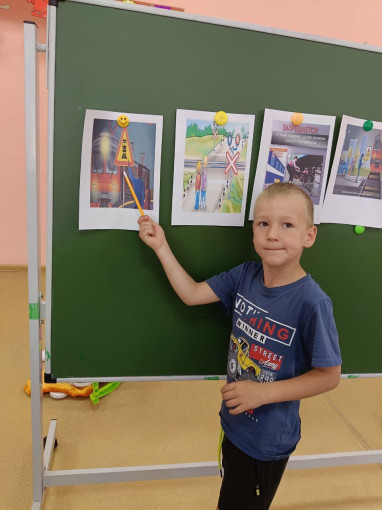 Беседа "Уступи дорогу поездам" Беседа "Уступи дорогу поездам".