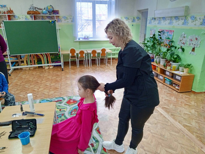 В средней группе "Солнышко" и в подготовительной группе "Радуга", в рамках реализации мероприятий, посвященных Году семьи, прошёл мастер-класс "Профессия ПАРИКМАХЕР" В средней группе "Солнышко" и в подготовительной группе "Радуга", в рамках реализации мероприятий, посвященных Году семьи, прошёл мастер-класс "Профессия ПАРИКМАХЕР".